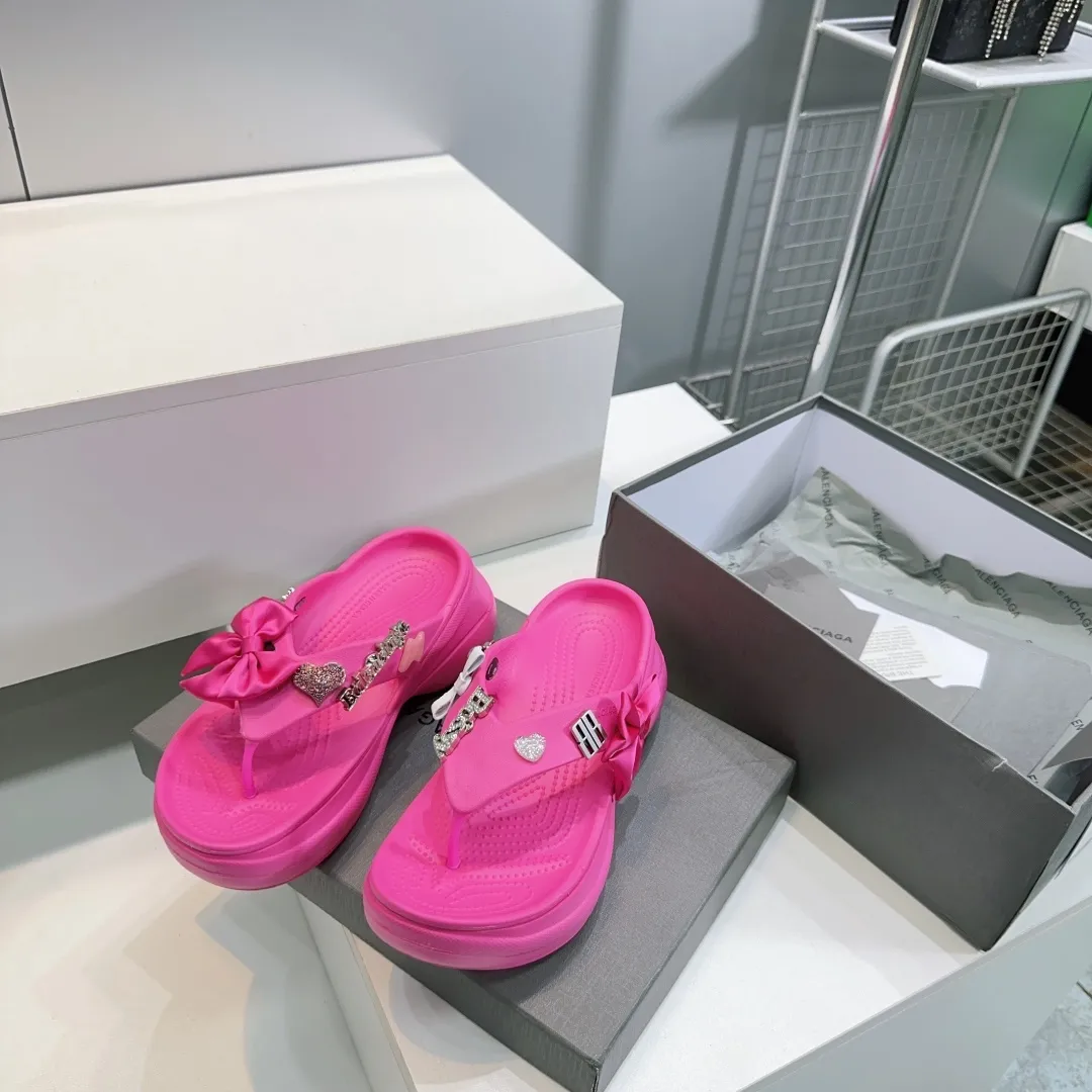 👟👟Ex-factory price 440👟👟 Top quality🔥Balenciaga 25 spring and summer latest thick-soled rubber jelly shoes flip-flops! 25 new spring dark horse items, fashion bloggers at home and abroad have put on foot shows, popular on social platforms at home and abroad, fashionistas must buy, various Parisian elements hardware buckle DIY, highly brand recognition All hardware is re-engraved and made with heavy gold molds Ingenious craftsmanship, accurately restoring every detail Original open-mold EVA rubber and plastic one-piece outsole Super light on the foot, a proper height-increasing artifact with an outsole height of 6cm Original full set of packaging Code number: 35-42 (40, 41, 42 are non-refundable) with original packaging